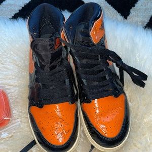 Jordan 1 shattered grade school size 5Y.